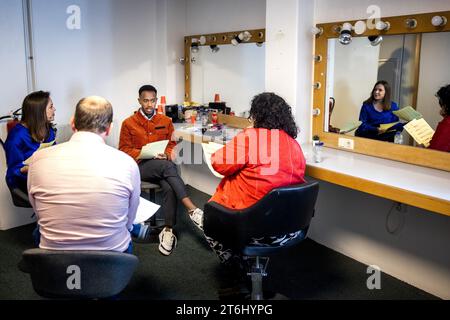 HILVERSUM - BBB-Parteivorsitzende Caroline van der Plas, Bente Becker vom VVD und Habtamu de Hoop von GroenLinks-PvdA während einer Debatte mit zehn jungen Debattierern im TV-Programm auf dem Weg zum Unterhaus von BNNVARA diskutieren sie über den späteren Gewinner. ANP RAMON VAN FLYMEN niederlande aus - belgien aus Stockfoto