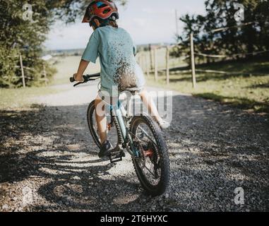 Junge Radfahren Stockfoto