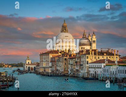 Basilika am Canal Grande bei Sonnenuntergang in Venedig, Italien Stockfoto