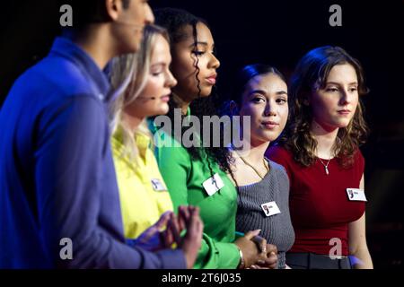 HILVERSUM - zehn junge Debattierer diskutierten während der Fernsehsendung auf dem Weg zum Unterhaus von BNVARA mit der Vorsitzenden der BBB-Partei Caroline van der Plas, Bente Becker vom VVD und Habtamu de Hoop von GroenLinks-PvdA. Die zehn Jugendlichen wurden im Rahmen eines Auswahlwettbewerbs ausgewählt. ANP RAMON VAN FLYMEN niederlande aus - belgien aus Stockfoto