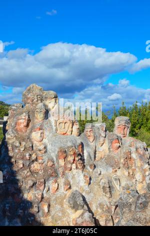 In Felsen gehauene Köpfe in Enchanted Castle, Sciacca, Agrigento, Sizilien, Italien Stockfoto