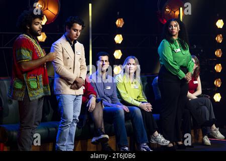 HILVERSUM - zehn junge Debattierer diskutierten während der Fernsehsendung auf dem Weg zum Unterhaus von BNVARA mit der Vorsitzenden der BBB-Partei Caroline van der Plas, Bente Becker vom VVD und Habtamu de Hoop von GroenLinks-PvdA. Die zehn Jugendlichen wurden im Rahmen eines Auswahlwettbewerbs ausgewählt. ANP RAMON VAN FLYMEN niederlande aus - belgien aus Stockfoto