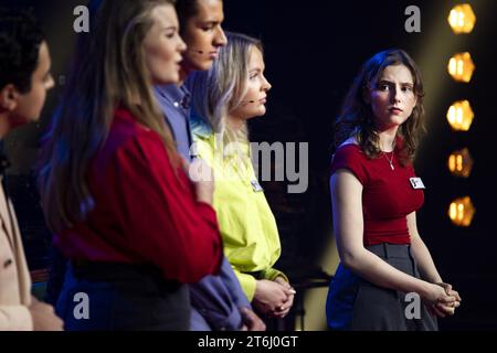 HILVERSUM - zehn junge Debattierer diskutierten während der Fernsehsendung auf dem Weg zum Unterhaus von BNVARA mit der Vorsitzenden der BBB-Partei Caroline van der Plas, Bente Becker vom VVD und Habtamu de Hoop von GroenLinks-PvdA. Die zehn Jugendlichen wurden im Rahmen eines Auswahlwettbewerbs ausgewählt. ANP RAMON VAN FLYMEN niederlande aus - belgien aus Stockfoto