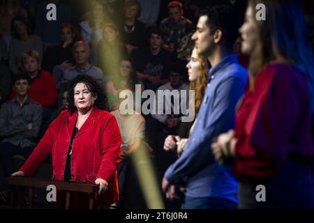 HILVERSUM - BBB-Parteivorsitzende Caroline van der Plas während einer Debatte mit zehn jungen Debattierern in der BNNVARA-Fernsehsendung auf dem Weg zum Unterhaus. Die zehn Jugendlichen wurden im Rahmen eines Auswahlwettbewerbs ausgewählt. ANP RAMON VAN FLYMEN niederlande aus - belgien aus Stockfoto