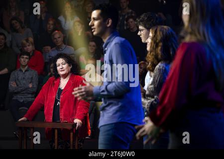 HILVERSUM - BBB-Parteivorsitzende Caroline van der Plas während einer Debatte mit zehn jungen Debattierern in der BNNVARA-Fernsehsendung auf dem Weg zum Unterhaus. Die zehn Jugendlichen wurden im Rahmen eines Auswahlwettbewerbs ausgewählt. ANP RAMON VAN FLYMEN niederlande aus - belgien aus Stockfoto