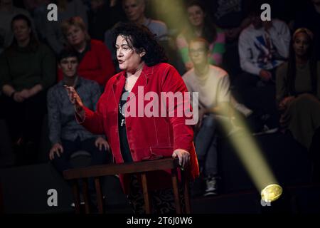 HILVERSUM - BBB-Parteivorsitzende Caroline van der Plas während einer Debatte mit zehn jungen Debattierern in der BNNVARA-Fernsehsendung auf dem Weg zum Unterhaus. Die zehn Jugendlichen wurden im Rahmen eines Auswahlwettbewerbs ausgewählt. ANP RAMON VAN FLYMEN niederlande aus - belgien aus Stockfoto