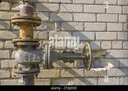 Industrielle Metallrohrventile, alte Ventile an einer Wasserleitung, industrieller Hintergrund Stockfoto