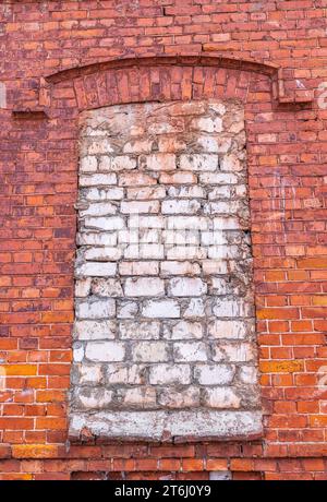 Alte Mauer mit Ziegeln, Hausfassade, Hintergrundbild, gemauertes Fenster Stockfoto