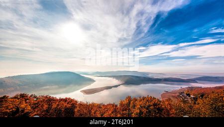 Vom Schloss Waldeck mit Blick auf den Edersee und die umliegenden Naturparks in Nordhessen Stockfoto