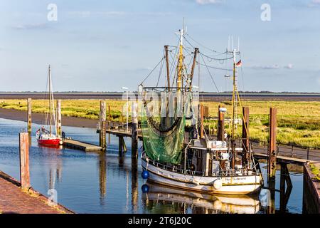 Krabbenschneider und Segelboot im äußeren Hafen von Varel. Stockfoto