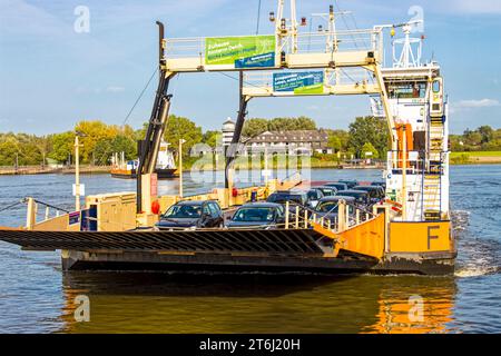 Grenzverkehr, zwei Fähren über den Unterweser zwischen Bern und Farge verbinden Niedersachsen und Bremen. Stockfoto