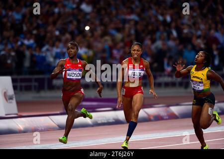 4. August 2012: Shelly Ann Fraser Price of Jamaica gewann die Goldmedaille im 100-Meter-Finale der Frauen bei den Olympischen Spielen in London in einer Zeit von 10,75 Sekunden. Auf ihrer rechten Seite, als sie sich der Ziellinie nähert, sind Tianna Madison aus den Vereinigten Staaten, die Vierte wurde, und Teamkollege Allyson Felix, der fünfte wurde. Stockfoto