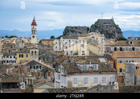 Korfu Stadt, Korfu, Griechenland, Korfu Stadt Stadtübersicht mit der Griechisch-orthodoxen Kirche Agios Spiridon und der Neuen Festung, im Hintergrund das Festland Albaniens. Stockfoto