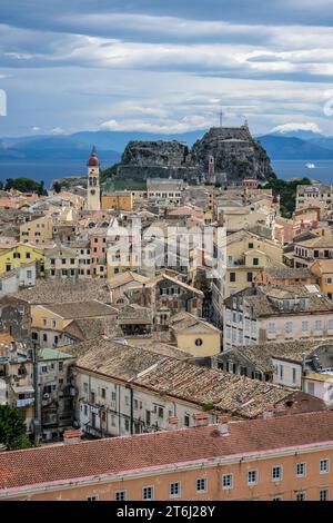 Korfu Stadt, Korfu, Griechenland, Korfu Stadt Stadtübersicht mit der Griechisch-orthodoxen Kirche Agios Spiridon und der Neuen Festung, im Hintergrund das Festland Albaniens. Stockfoto