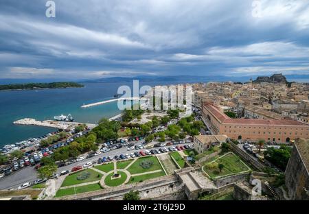 Korfu Stadt, Korfu, Griechenland, Korfu Stadt Stadtübersicht mit dem alten Hafen, der griechisch-orthodoxen Kirche Agios Spiridon und der Neuen Festung, im Hintergrund das Festland Albaniens. Stockfoto