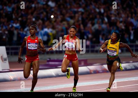 4. August 2012: Shelly Ann Fraser Price of Jamaica gewann die Goldmedaille im 100-Meter-Finale der Frauen bei den Olympischen Spielen in London in einer Zeit von 10,75 Sekunden. Auf ihrer rechten Seite, als sie sich der Ziellinie nähert, sind Tianna Madison aus den Vereinigten Staaten, die Vierte wurde, und Teamkollege Allyson Felix, der fünfte wurde. Stockfoto