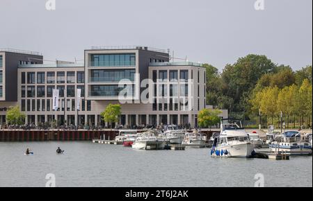 Gelsenkirchen, Nordrhein-Westfalen, Deutschland, Marina Graf Bismarck (auch Stoelting Marina), Marina im neuen Stadtteil Graf Bismarck, Standort der ehemaligen Zeche Graf Bismarck, am Rhein-Herne-Kanal im Landkreis Gelsenkirchen Bismarck. Stockfoto