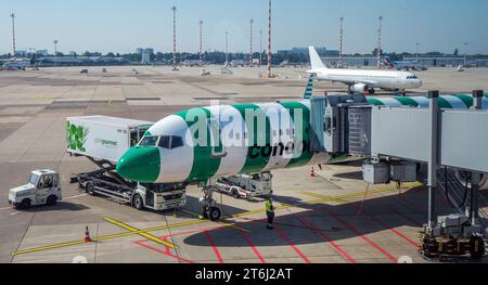 Düsseldorf, Nordrhein-Westfalen, Deutschland, Condor-Flugzeug am Gate des DUS-Flughafens Düsseldorf. Stockfoto