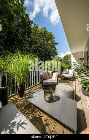 Balkon mit modernen Lounge-Möbeln und Pflanzen, Stockfoto
