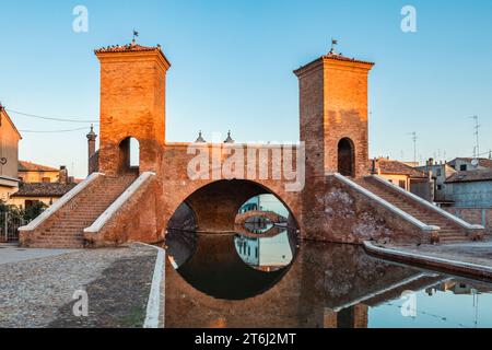 Italien, Emilia Romagna, Provinz Ferrara, Ponte dei Trepponti oder Trepponti Brücke, eine gemauerte Bogenbrücke in Comacchio Stockfoto