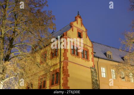 Deutschland, Baden-Württemberg, Karlsruhe, Durlach, beleuchtete Karlsburg (Prinzessinenbau) am Weihnachtsmarkt. Stockfoto