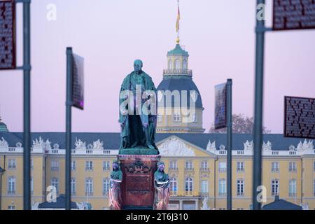 Deutschland, Baden-Württemberg, Karlsruhe, Karl Friedrich von Baden, Statue vor dem Schloss. Stockfoto