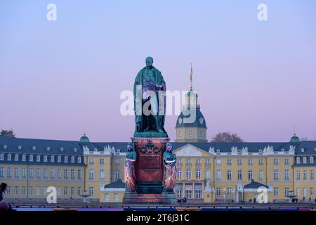 Deutschland, Baden-Württemberg, Karlsruhe, Karl Friedrich von Baden, Statue vor dem Schloss. Stockfoto