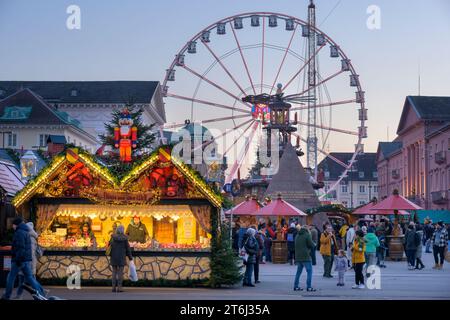 Deutschland, Baden-Württemberg, Karlsruhe, Weihnachtsmarkt mit Riesenrad... Stockfoto