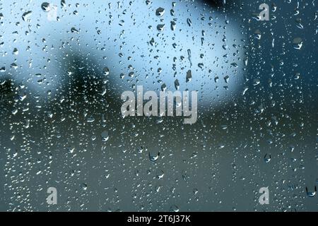 Regentropfen auf der Fensterscheibe. Stockfoto