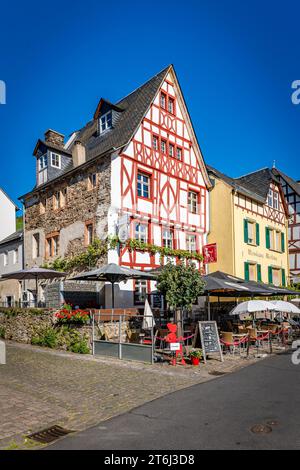 Uferpromenade in Ediger-Eller an der Mosel, Straßencafés, Hotels und Biergärten bei schönem Sommerwetter. Stockfoto