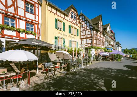 Uferpromenade in Ediger-Eller an der Mosel, Cafés im Freien, Hotels und Biergärten bei schönem Sommerwetter. Stockfoto