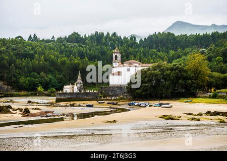 Kirche und Friedhof am Meer, Parroquia de Nuestra Senora de los Dolores, in der Nähe von Llanes, Asturien, Asturien, Costa Verde, Nordspanien, Spanien Stockfoto