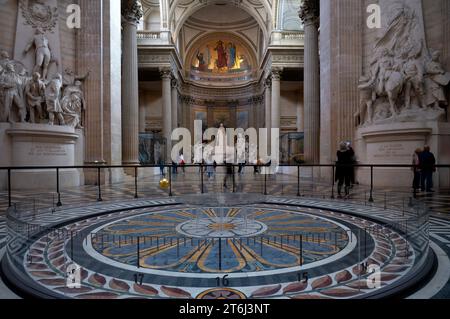 Innenraum, Besucher, Foucault-Pendel, mit dem die Rotation der Erde empirisch nachgewiesen wurde, Pantheon National Hall of Fame, Montagne Sainte-Geneviève oder Hügel von Saint Genoveva, Paris, Frankreich. Stockfoto