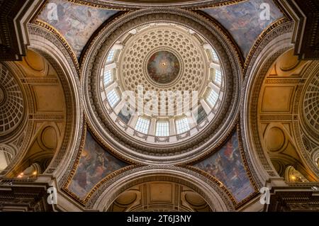 Innenraum, Kuppel, gewölbte Decke, National Hall of Fame Pantheon, Montagne Sainte-Geneviève oder Hügel von Saint Genoveva, Paris, Frankreich. Stockfoto