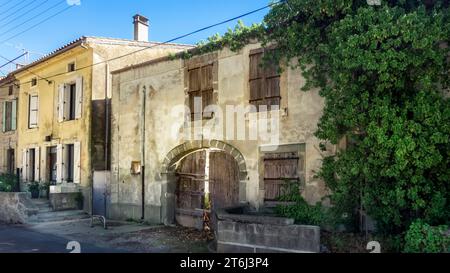 Fassade in Bize Minervois. Stockfoto