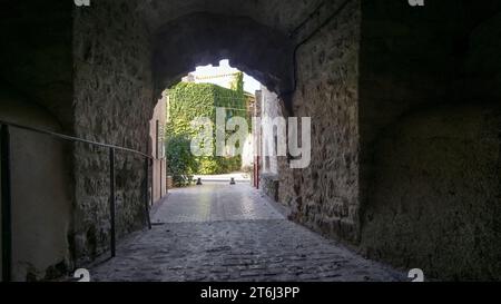 Steingang in Aigne. Das alte Dorfzentrum hat die Form einer Schneckenschale und wurde im 11. Jahrhundert erbaut. Stockfoto