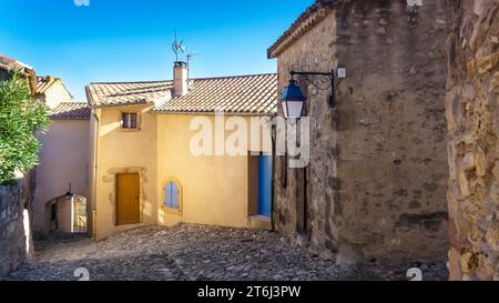 Dorfzentrum von Montouliers im Herbst. Stockfoto