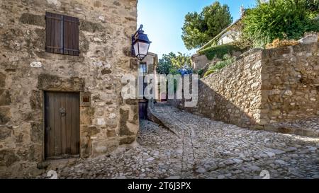 Dorfstraße in Montouliers. Stockfoto