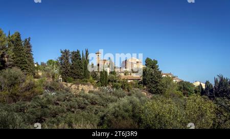 Blick auf Montouliers im Herbst. Stockfoto