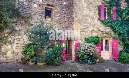 Place de l'eglise in Aigne. Das alte Zentrum von Aigne hat die Form einer Schnecke und wurde im 11. Jahrhundert erbaut. Stockfoto