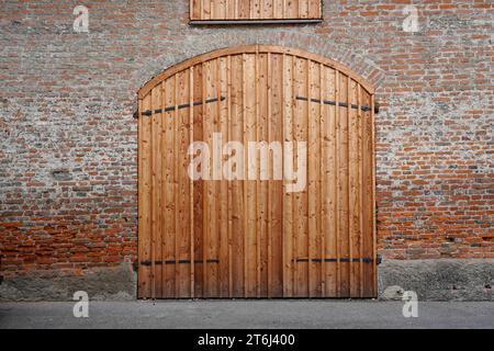 Deutschland, Bayern, Oberbayern, Landkreis Altötting, Landwirtschaft, Scheunentür aus Holz Stockfoto