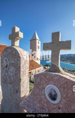 Kroatien, Kvarner Bucht, Insel Krk, Baska, Crkva svetog Ivana (St. John Kirche) oberhalb von Baska und ihr Friedhof Stockfoto