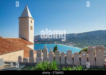 Kroatien, Kvarner Bucht, Insel Krk, Baska, Crkva svetog Ivana (St. John Kirche) oberhalb von Baska und ihr Friedhof Stockfoto