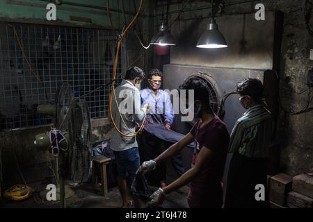 Arbeiter in einer Denim Färbefabrik, Textilindustrie, Dhaka, Bangladesch Stockfoto