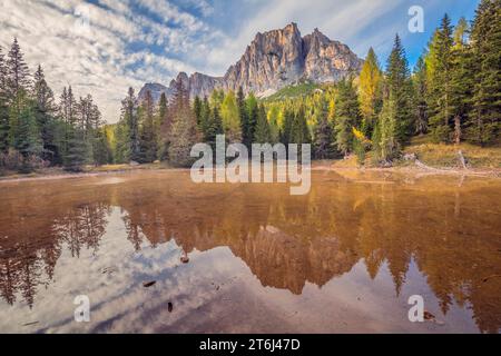 Italien, Veneto, Cortina d'Ampezzo, der kleine See von Bain de Dones mit Piccolo Lagazuoi und Col dei Bos spiegeln sich im Wasser, Dolomiten Stockfoto