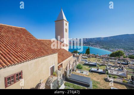 Kroatien, Kvarner Bucht, Insel Krk, Baska, Crkva svetog Ivana (St. John Kirche) oberhalb von Baska und ihr Friedhof Stockfoto