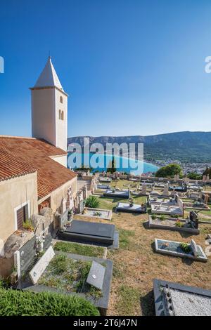 Kroatien, Kvarner Bucht, Insel Krk, Baska, Crkva svetog Ivana (St. John Kirche) oberhalb von Baska und ihr Friedhof Stockfoto