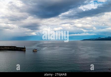 Das Fischerboot kehrt am Morgen zum Hafen zurück, Lastres oder Llastres, Gemeinde Colunga, Principado de Asturias, Asturias, Costa Verde, Spanien Stockfoto