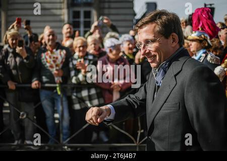Der Bürgermeister von Madrid, Jose Luis Martinez - Almeida, nimmt an der religiösen Zeremonie in der Kathedrale von Almudena Teil, um das Almudena Festival in Madrid zu feiern. Stockfoto