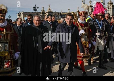 Der Bürgermeister von Madrid, Jose Luis Martinez - Almeida, nimmt an der religiösen Zeremonie in der Kathedrale von Almudena Teil, um das Almudena Festival in Madrid zu feiern. Stockfoto
